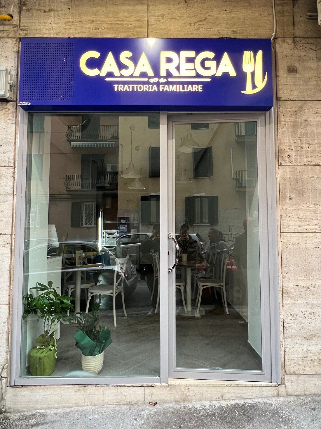 La vetrina di Casa Rega in via Santa Maria della Libera, con l'insegna blu e oro